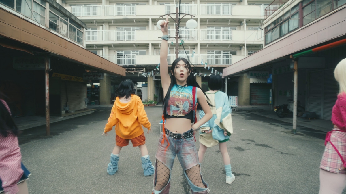 MIC RAW RUGAがレトロゲーム＆おもちゃ屋、スケボーショップ、謎の店を巡る疾走感溢れるMV公開！ 連続発売シングル第2弾「ASTRO JET」