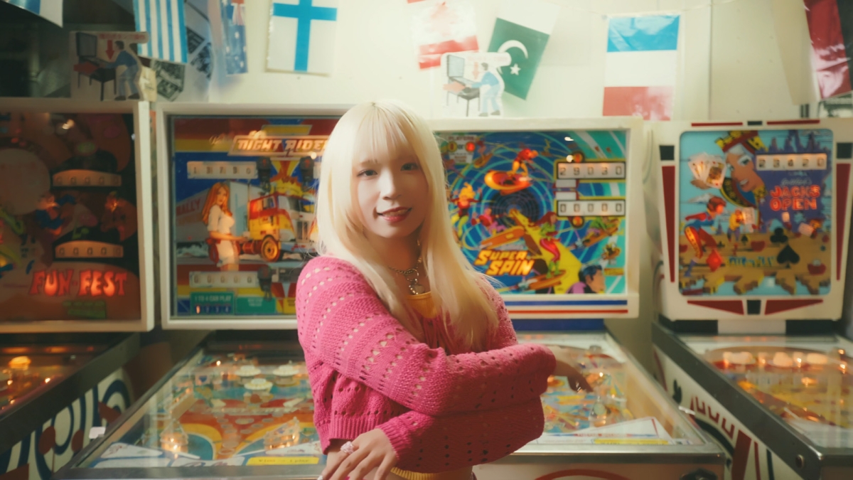 MIC RAW RUGAがレトロゲーム＆おもちゃ屋、スケボーショップ、謎の店を巡る疾走感溢れるMV公開！ 連続発売シングル第2弾「ASTRO JET」
