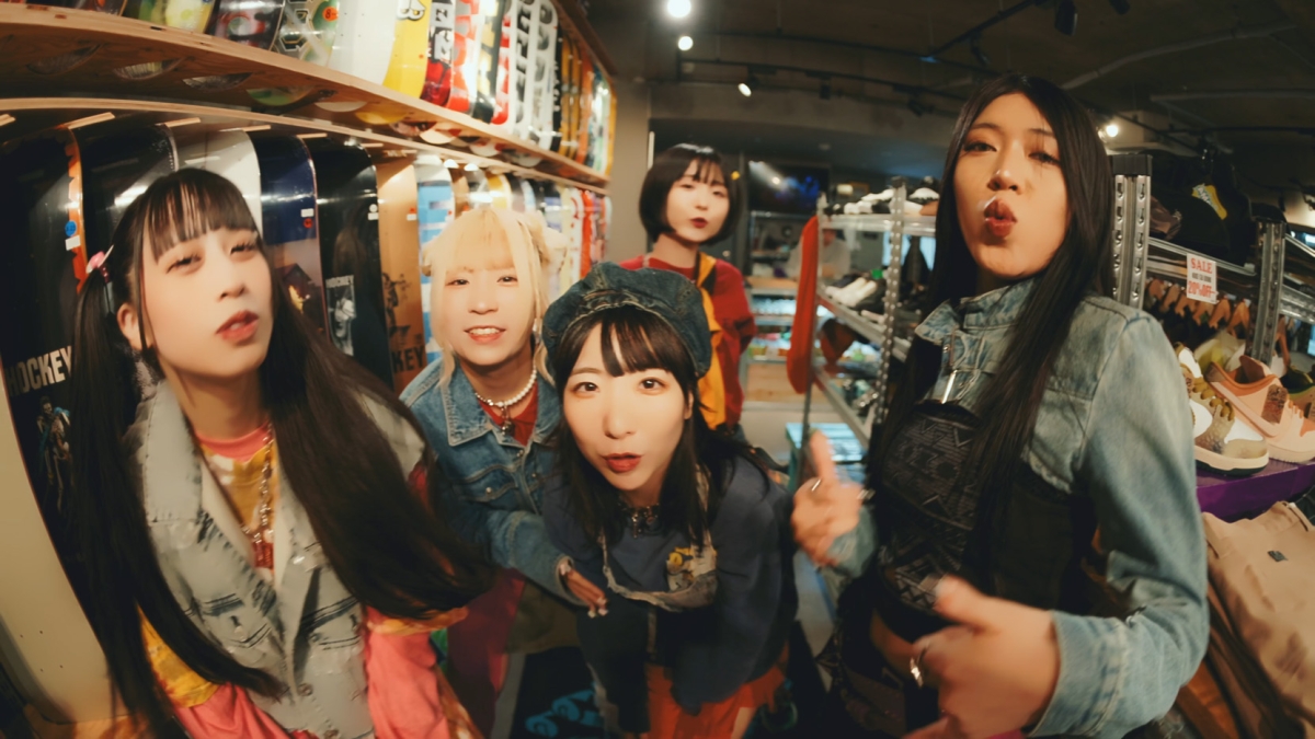 MIC RAW RUGAがレトロゲーム＆おもちゃ屋、スケボーショップ、謎の店を巡る疾走感溢れるMV公開！ 連続発売シングル第2弾「ASTRO JET」