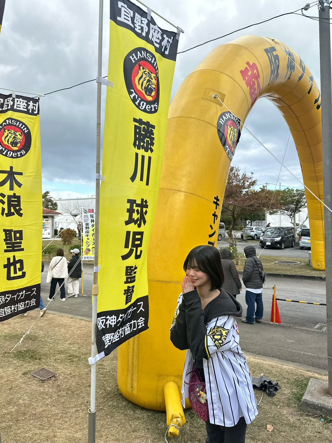 スパガ7代目リーダー・竹内ななみ、20歳の人気アイドルが大ファンの阪神沖縄キャンプをプライベート訪問に驚きの声 「ガチの人だわ」「全身阪神オタク」 2 スパガ7代目リーダー・竹内ななみ、20歳の人気アイドルが大ファンの阪神沖縄キャンプをプライベート訪問に驚きの声 「ガチの人だわ」「全身阪神オタク」