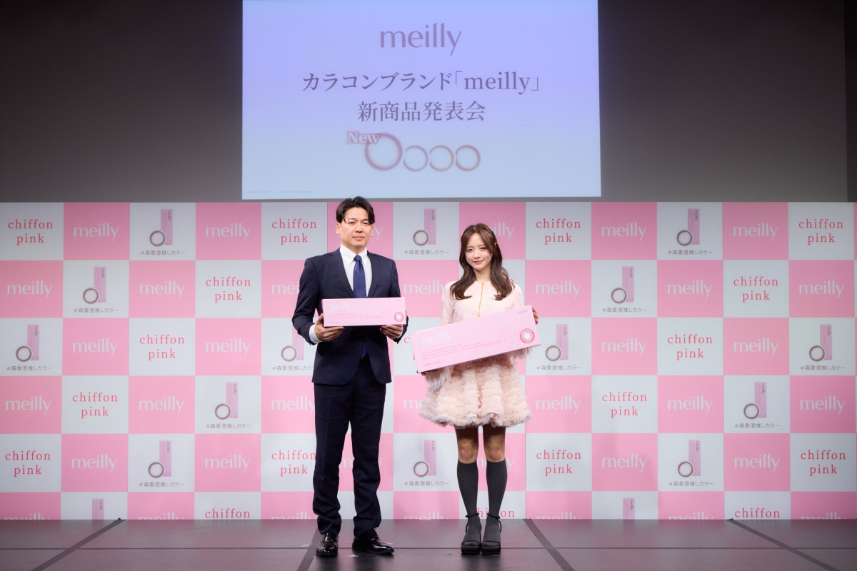 森香澄、バレンタインデー前に“大人かわいい”コーデで登場！新カラコン「chiffon pink」で魅せるあざと可愛い瞳♡