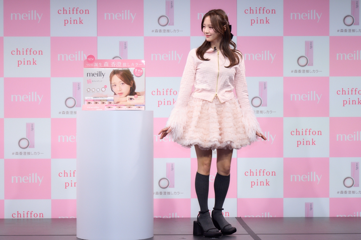 森香澄、バレンタインデー前に“大人かわいい”コーデで登場！新カラコン「chiffon pink」で魅せるあざと可愛い瞳♡