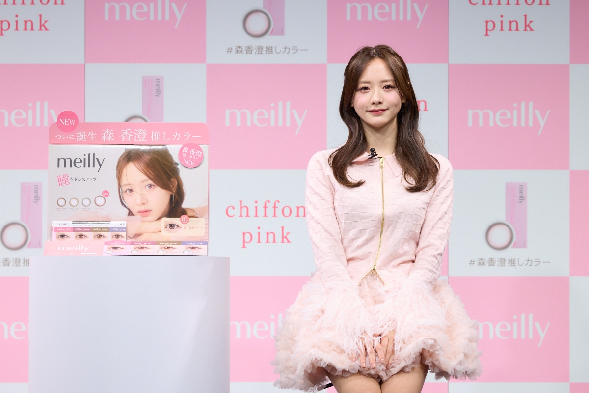 森香澄、バレンタインデー前に“大人かわいい”コーデで登場！新カラコン「chiffon pink」で魅せるあざと可愛い瞳♡