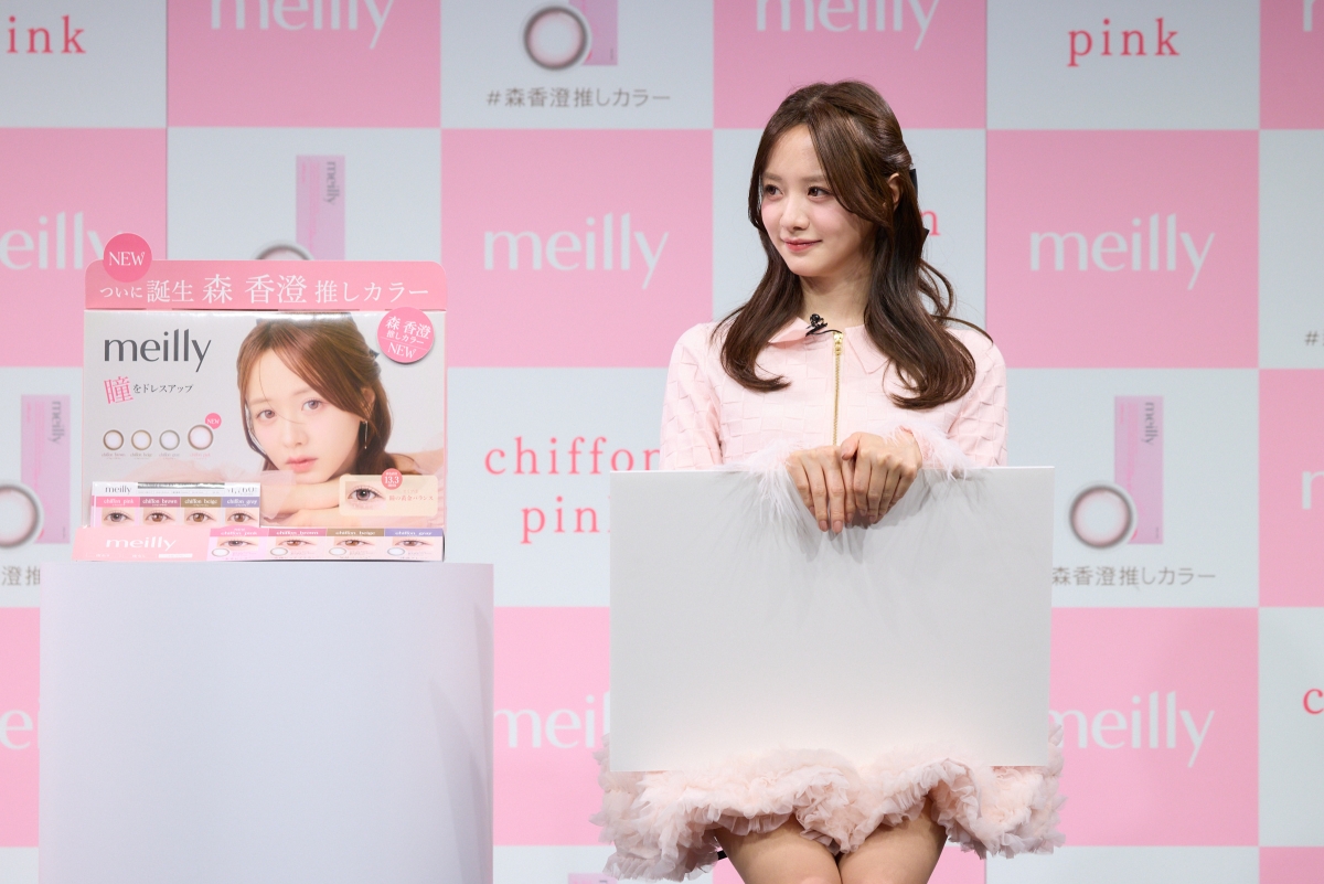 森香澄、バレンタインデー前に“大人かわいい”コーデで登場！新カラコン「chiffon pink」で魅せるあざと可愛い瞳♡