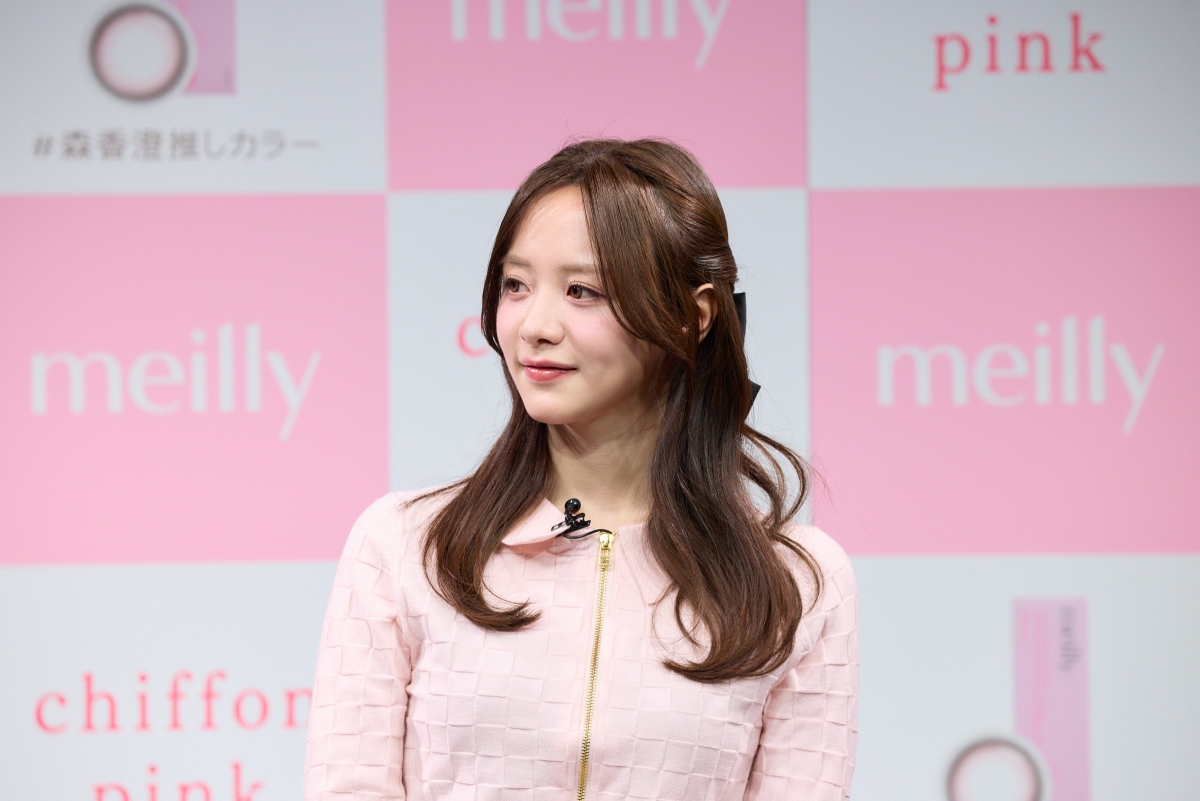 森香澄、バレンタインデー前に“大人かわいい”コーデで登場！新カラコン「chiffon pink」で魅せるあざと可愛い瞳♡