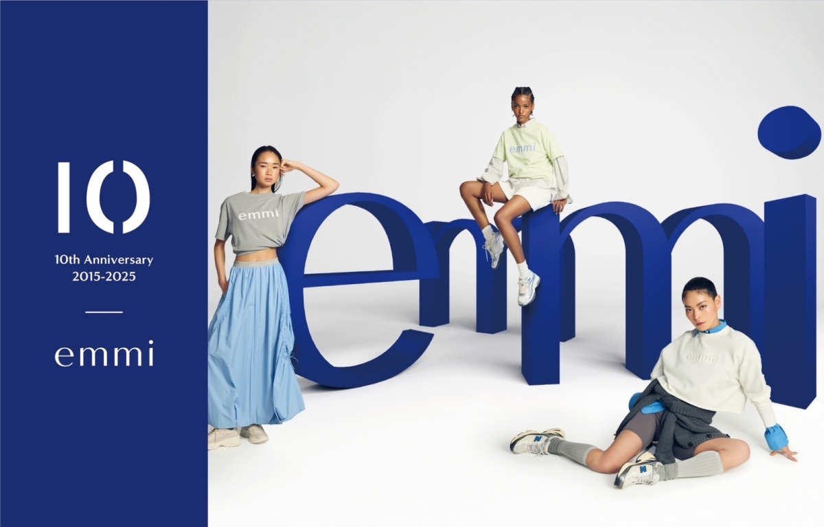 【emmi】10周年！菅原小春出演の10周年スペシャルムービーを公開＆「emmi logo collection」を発売！ オンラインストアでは2025年2月21日より先行発売を開始。エコバッグやPC・タブレットケース、ワンピースなど豪華ノベルティもご用意