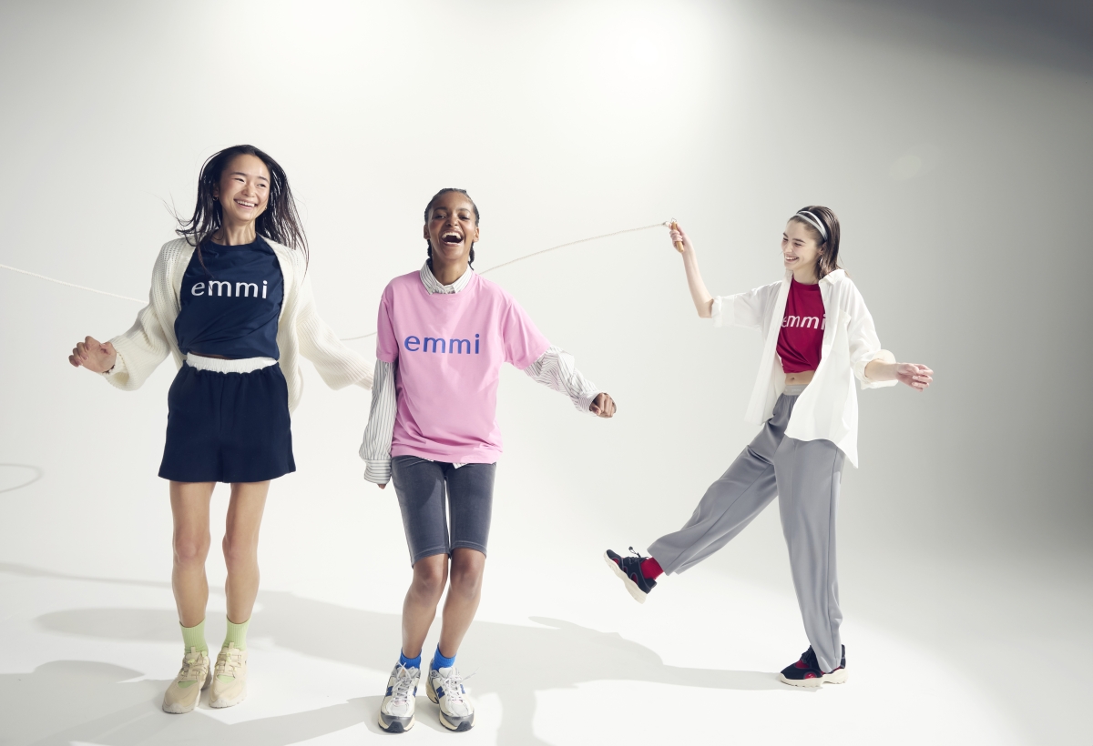 【emmi】10周年！菅原小春出演の10周年スペシャルムービーを公開＆「emmi logo collection」を発売！ オンラインストアでは2025年2月21日より先行発売を開始。エコバッグやPC・タブレットケース、ワンピースなど豪華ノベルティもご用意