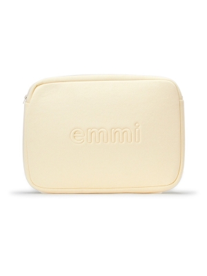 【emmi】10周年！菅原小春出演の10周年スペシャルムービーを公開＆「emmi logo collection」を発売！ オンラインストアでは2025年2月21日より先行発売を開始。エコバッグやPC・タブレットケース、ワンピースなど豪華ノベルティもご用意