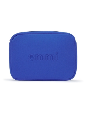 【emmi】10周年！菅原小春出演の10周年スペシャルムービーを公開＆「emmi logo collection」を発売！ オンラインストアでは2025年2月21日より先行発売を開始。エコバッグやPC・タブレットケース、ワンピースなど豪華ノベルティもご用意