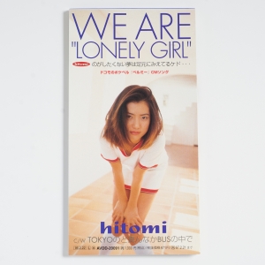 デビュー３０周年を迎えたhitomiが、1995年にリリースされたシングル「WE ARE "LONELY GIRL”」のオフショットを公開。１９歳になったばかりの初々しい姿が、ファンの間で話題に！