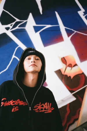 SKY-HI、夏発売のアルバムへ向けたシングル第2弾！圧巻のラップスキルで魅せる新曲「It's OK」を2月26日にリリース。