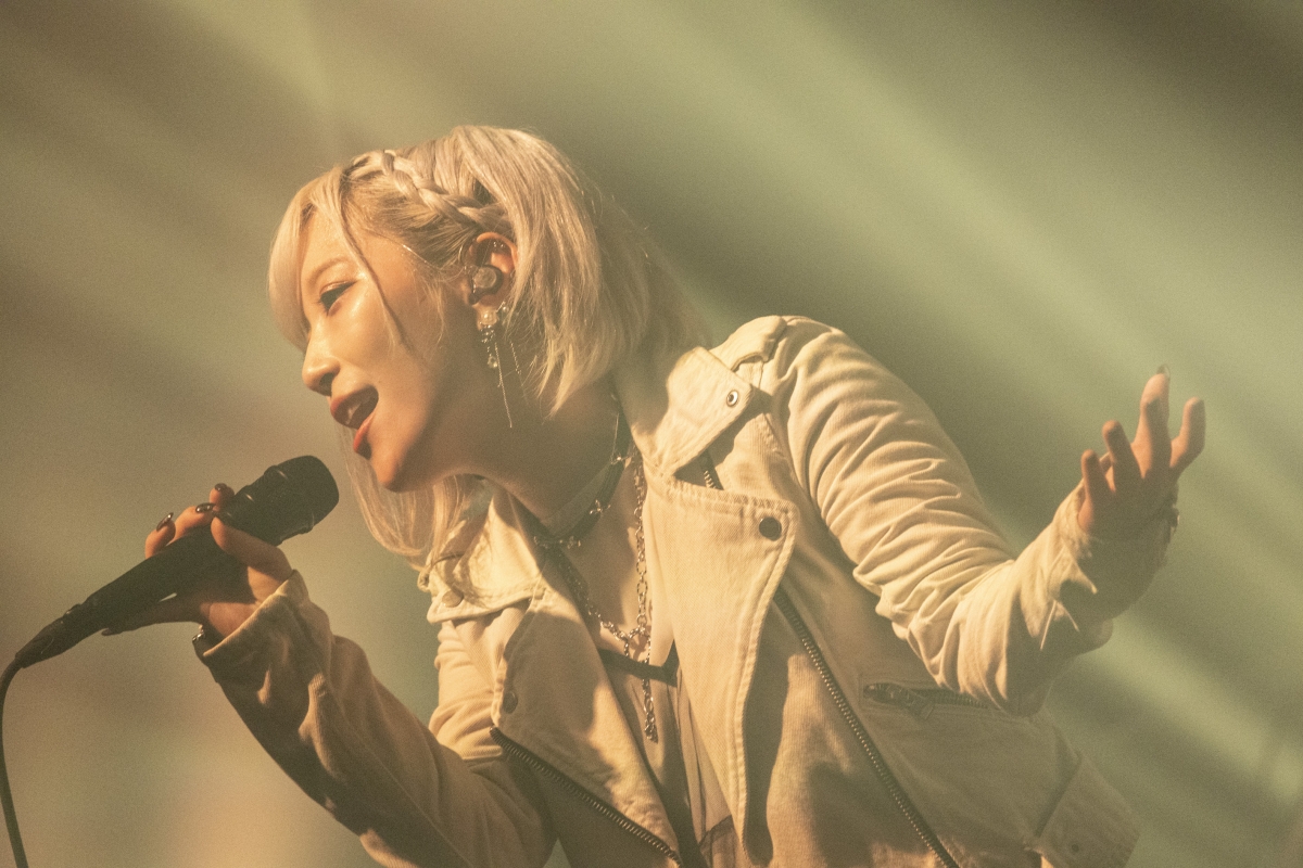 ReoNa、オールスタンディングZeppツアー『SQUAD JAM』スタート！ 6月4日（水）2枚同時発売の、ライブ映像商品「Birth 2024」＆「AVATAR 2024」予約開始！