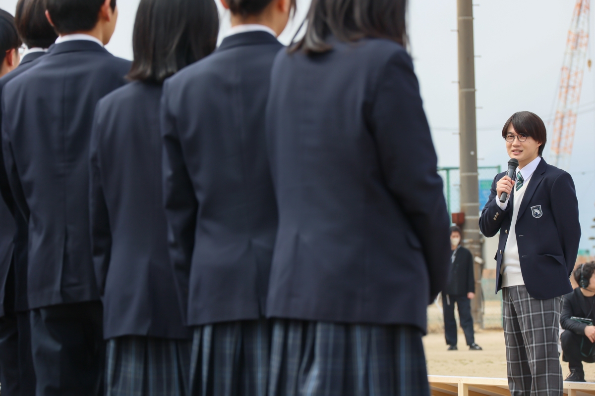 卒業生の青春(アオハル)を、つなぐチカラで応援 みんなでアオハろー!au「つなぐ、青春式」開催! 高杉くん役 神木隆之介が卒業式にサプライズ登場! 貯杉先生役 西野七瀬もビデオメッセージで祝福 12 卒業生の青春(アオハル)を、つなぐチカラで応援 みんなでアオハろー!au「つなぐ、青春式」開催! 高杉くん役 神木隆之介が卒業式にサプライズ登場! 貯杉先生役 西野七瀬もビデオメッセージで祝福
