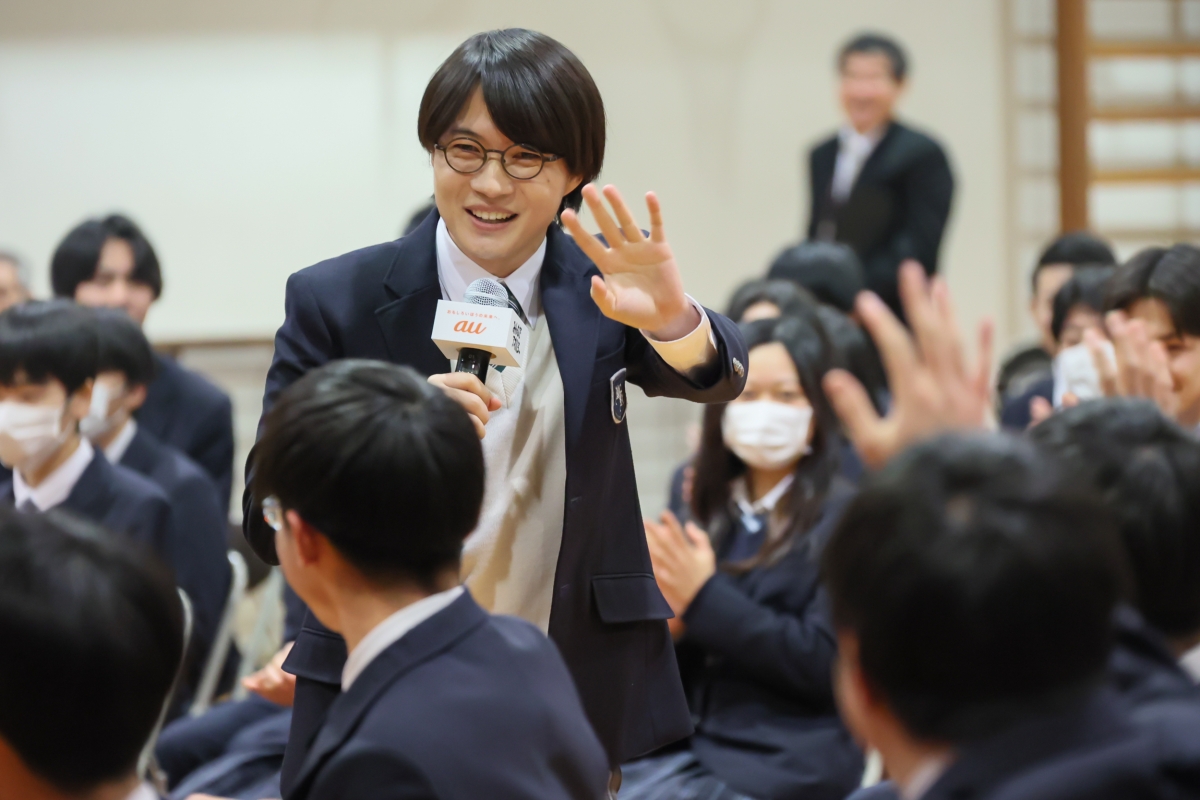 卒業生の青春(アオハル)を、つなぐチカラで応援 みんなでアオハろー!au「つなぐ、青春式」開催! 高杉くん役 神木隆之介が卒業式にサプライズ登場! 貯杉先生役 西野七瀬もビデオメッセージで祝福 2 卒業生の青春(アオハル)を、つなぐチカラで応援 みんなでアオハろー!au「つなぐ、青春式」開催! 高杉くん役 神木隆之介が卒業式にサプライズ登場! 貯杉先生役 西野七瀬もビデオメッセージで祝福