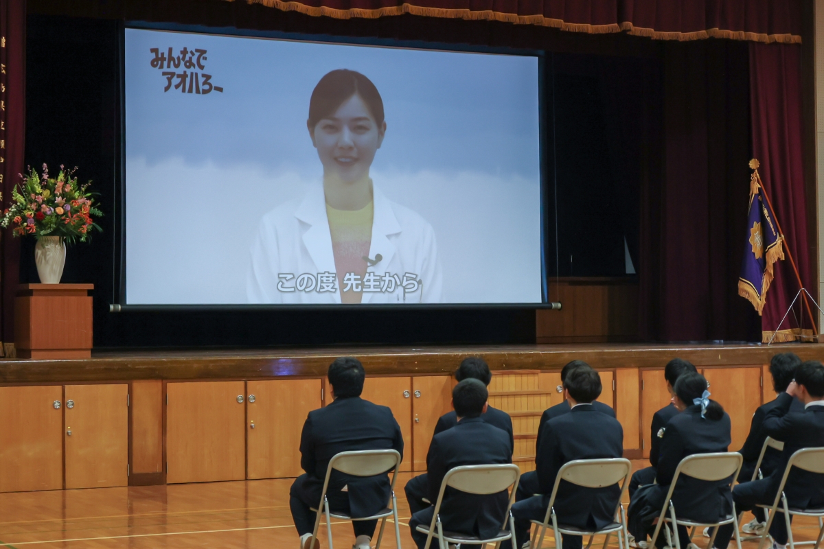 卒業生の青春(アオハル)を、つなぐチカラで応援 みんなでアオハろー!au「つなぐ、青春式」開催! 高杉くん役 神木隆之介が卒業式にサプライズ登場! 貯杉先生役 西野七瀬もビデオメッセージで祝福 3 卒業生の青春(アオハル)を、つなぐチカラで応援 みんなでアオハろー!au「つなぐ、青春式」開催! 高杉くん役 神木隆之介が卒業式にサプライズ登場! 貯杉先生役 西野七瀬もビデオメッセージで祝福