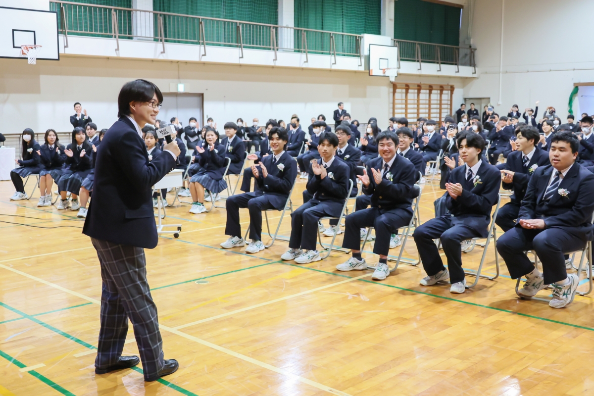 卒業生の青春(アオハル)を、つなぐチカラで応援 みんなでアオハろー!au「つなぐ、青春式」開催! 高杉くん役 神木隆之介が卒業式にサプライズ登場! 貯杉先生役 西野七瀬もビデオメッセージで祝福 4 卒業生の青春(アオハル)を、つなぐチカラで応援 みんなでアオハろー!au「つなぐ、青春式」開催! 高杉くん役 神木隆之介が卒業式にサプライズ登場! 貯杉先生役 西野七瀬もビデオメッセージで祝福