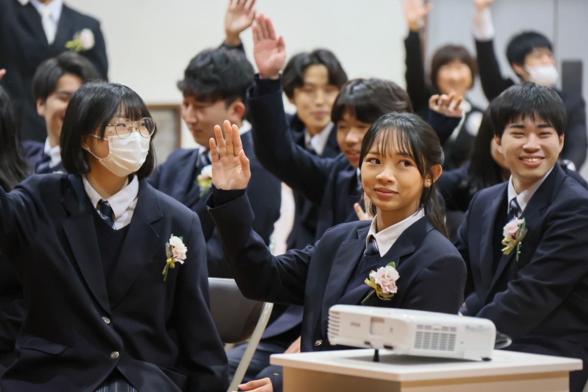 卒業生の青春(アオハル)を、つなぐチカラで応援 みんなでアオハろー!au「つなぐ、青春式」開催! 高杉くん役 神木隆之介が卒業式にサプライズ登場! 貯杉先生役 西野七瀬もビデオメッセージで祝福 7 卒業生の青春(アオハル)を、つなぐチカラで応援 みんなでアオハろー!au「つなぐ、青春式」開催! 高杉くん役 神木隆之介が卒業式にサプライズ登場! 貯杉先生役 西野七瀬もビデオメッセージで祝福