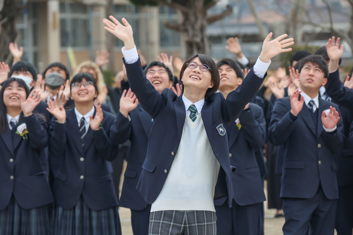 卒業生の青春(アオハル)を、つなぐチカラで応援 みんなでアオハろー!au「つなぐ、青春式」開催! 高杉くん役 神木隆之介が卒業式にサプライズ登場! 貯杉先生役 西野七瀬もビデオメッセージで祝福 10 卒業生の青春(アオハル)を、つなぐチカラで応援 みんなでアオハろー!au「つなぐ、青春式」開催! 高杉くん役 神木隆之介が卒業式にサプライズ登場! 貯杉先生役 西野七瀬もビデオメッセージで祝福