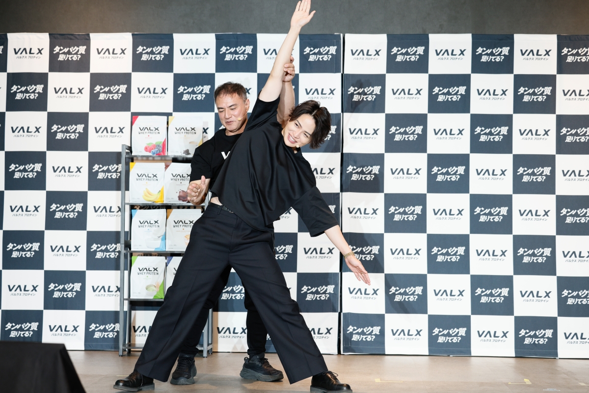 timelesz菊池風磨、「VALX」アンバサダー就任で筋トレ実演！誕生日サプライズも