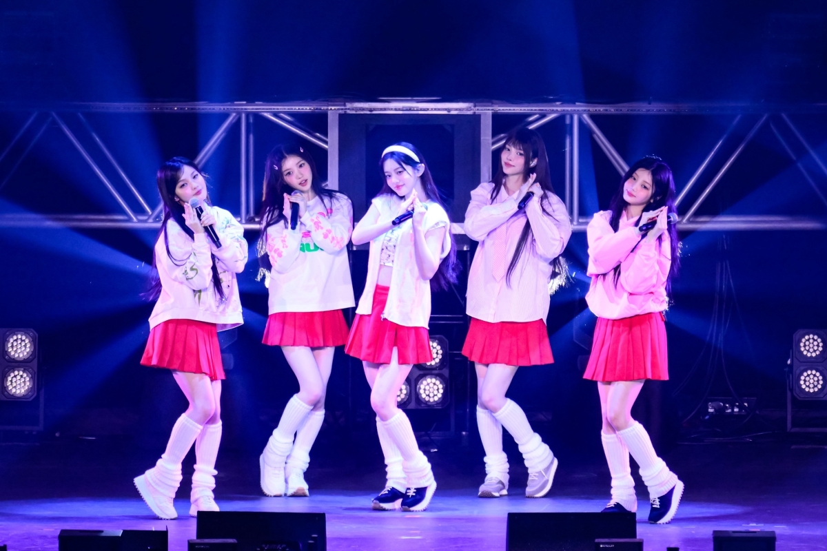 ILLIT、日本テレビ主催の音楽イベント「BEAT AX Vol.6」に出演、最新曲「Almond Chocolate」を初披露！ かわいさいっぱいのステージで魅了