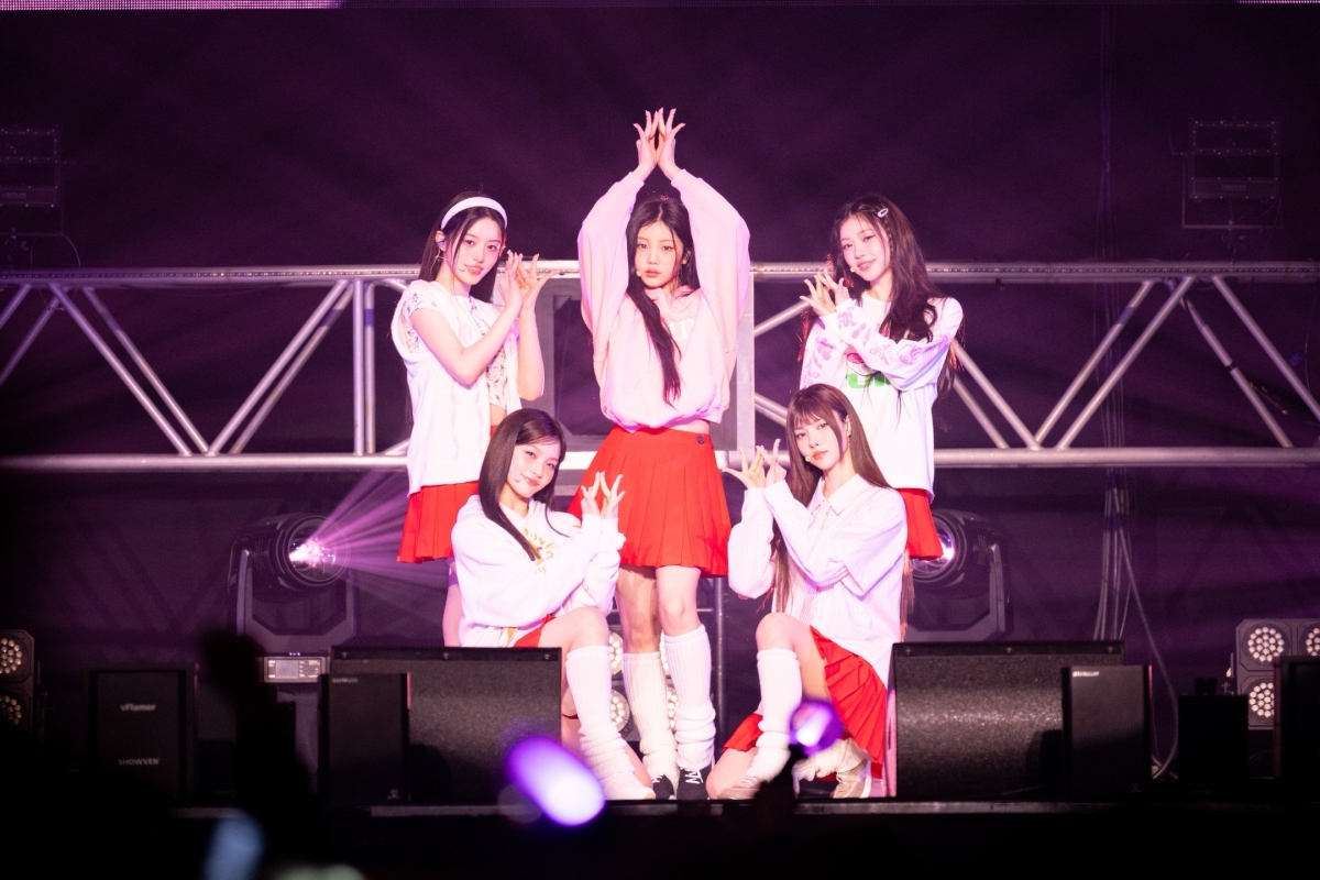 ILLIT、日本テレビ主催の音楽イベント「BEAT AX Vol.6」に出演、最新曲「Almond Chocolate」を初披露！ かわいさいっぱいのステージで魅了