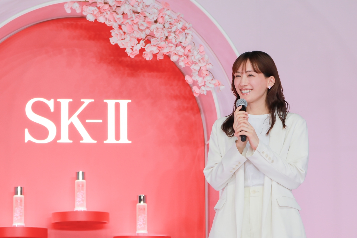 綾瀬はるか、桜舞うステージで春の訪れを祝福！「SK-Ⅱ SAKURA Celebration」発表会