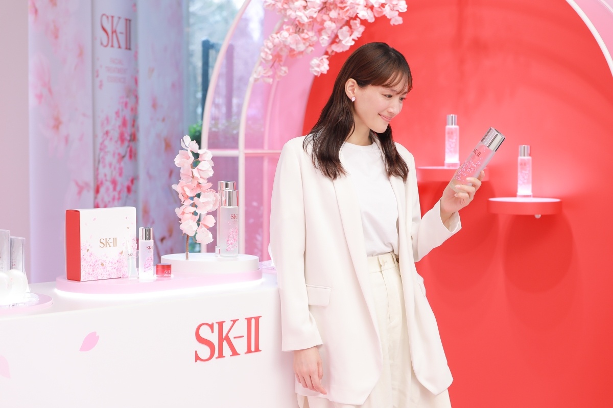 綾瀬はるか、桜舞うステージで春の訪れを祝福！「SK-Ⅱ SAKURA Celebration」発表会