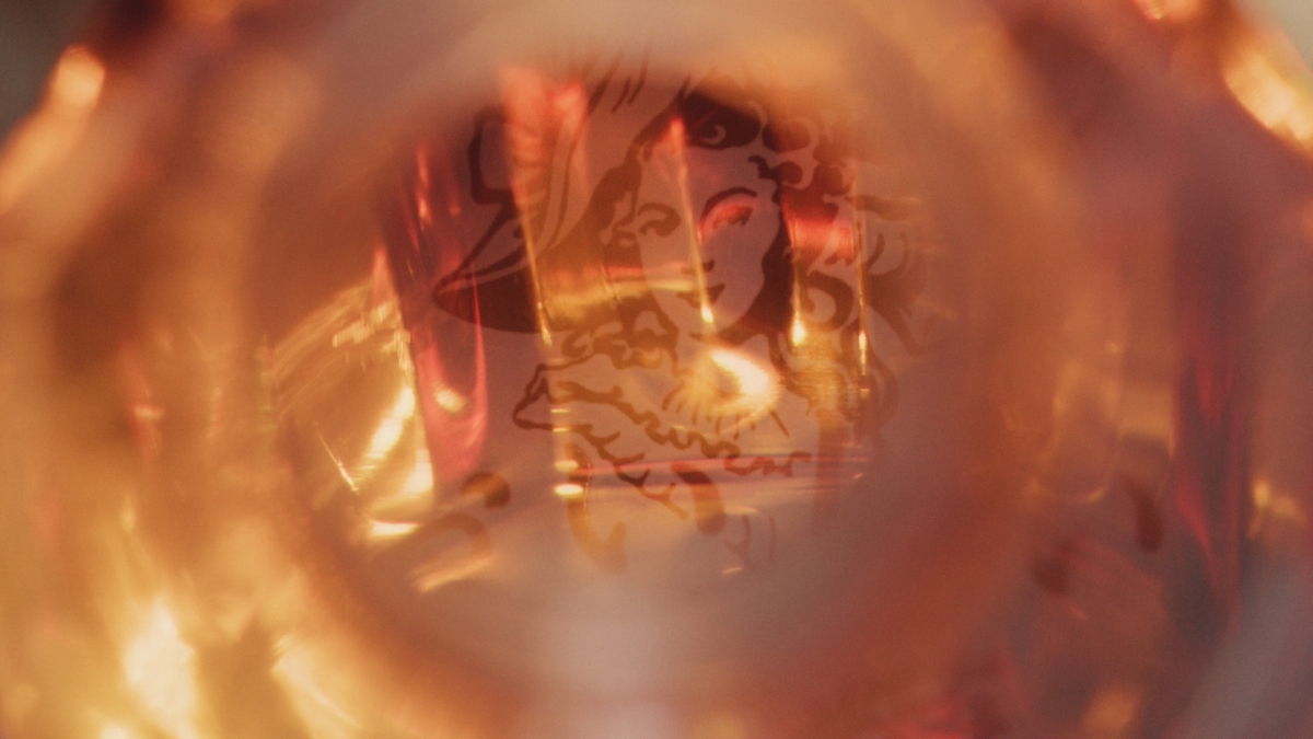 大学の先輩役の目黒蓮が満開の桜の中、新たな出会いを迎える新入生を見守り「ちょっと大人になった気分」