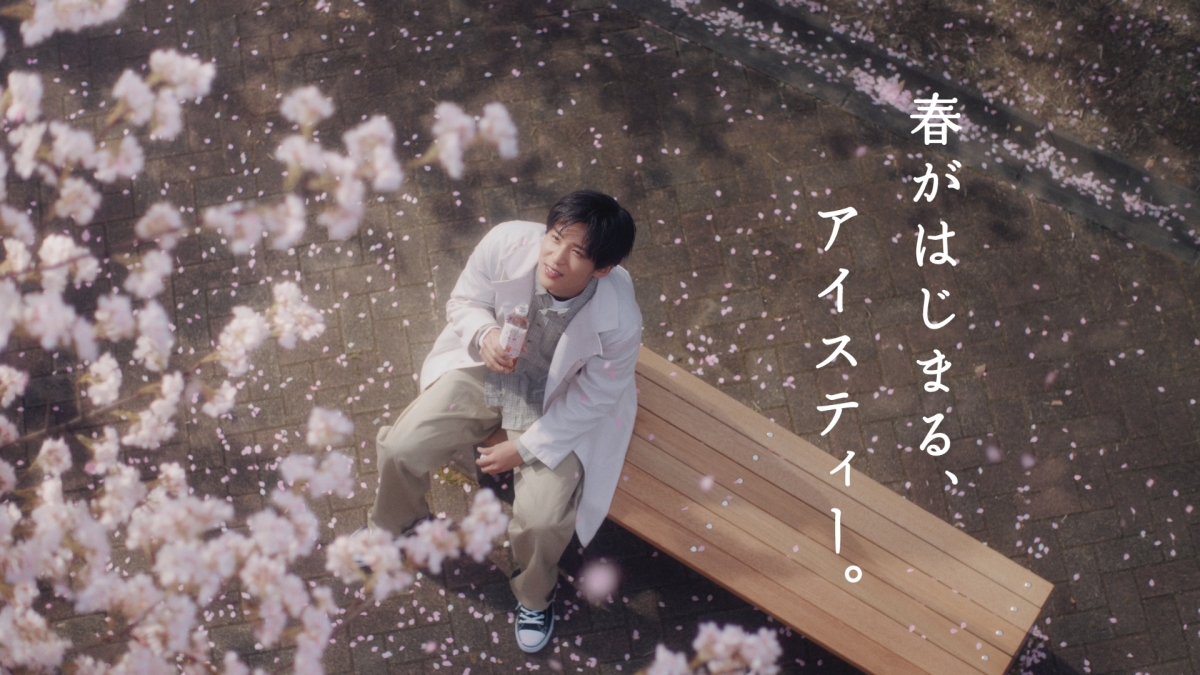 大学の先輩役の目黒蓮が満開の桜の中、新たな出会いを迎える新入生を見守り「ちょっと大人になった気分」