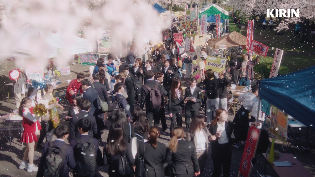 大学の先輩役の目黒蓮が満開の桜の中、新たな出会いを迎える新入生を見守り「ちょっと大人になった気分」