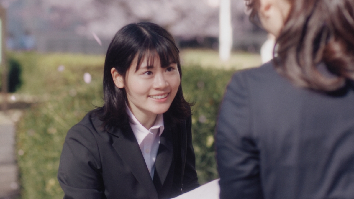 大学の先輩役の目黒蓮が満開の桜の中、新たな出会いを迎える新入生を見守り「ちょっと大人になった気分」