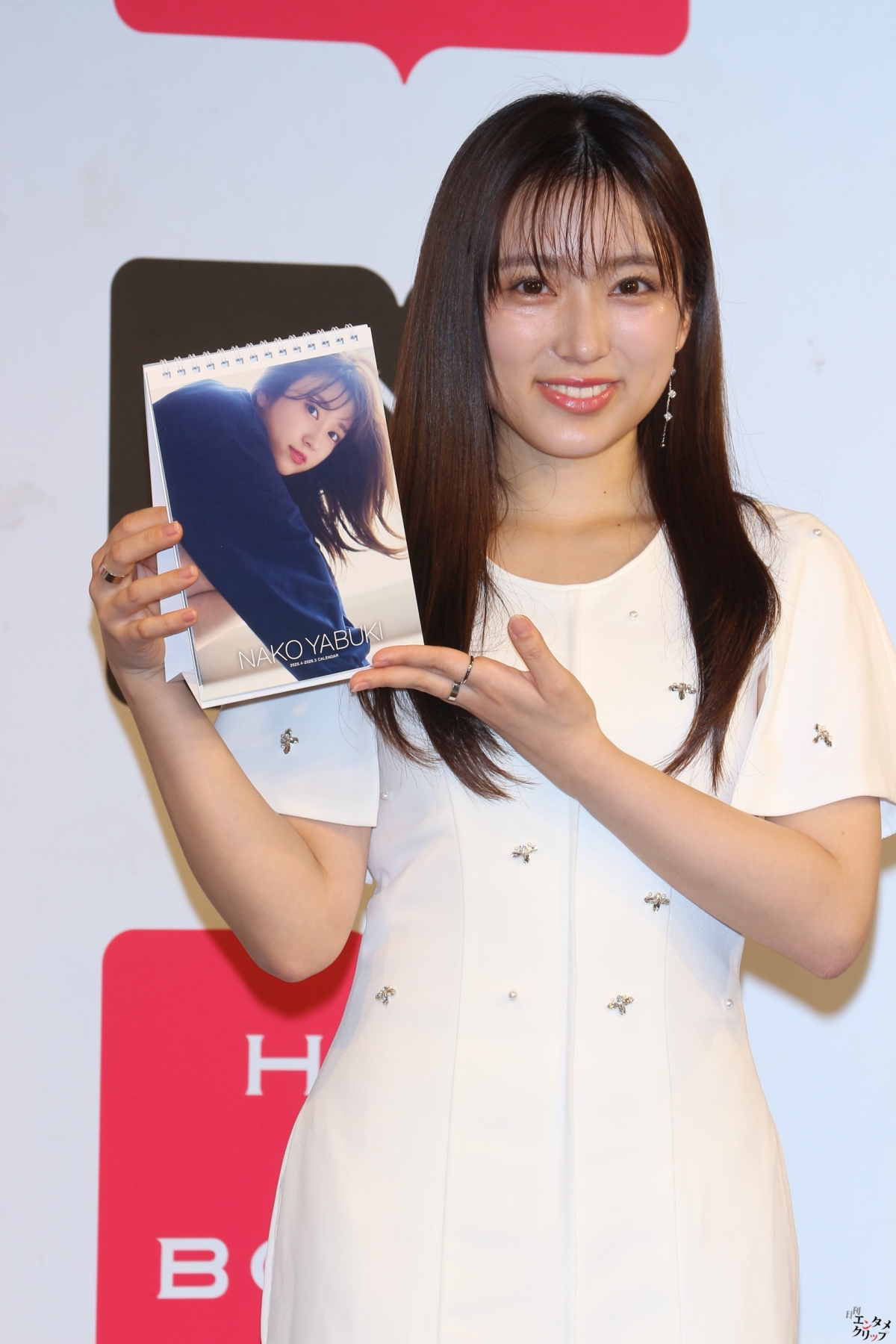 矢吹奈子の新カレンダー発売！自然体＆大人っぽさ全開