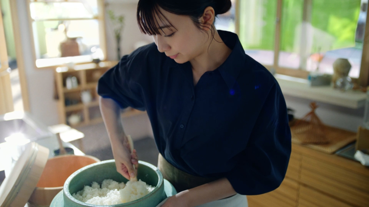 おにぎりには「綾鷹」！「おにぎり食堂 綾鷹屋」 3月31日（月）開店！ 店主役で俳優・上白石萌歌 出演の新CM「おにぎり食堂 綾鷹屋 鮭おにぎり」篇 同日公開