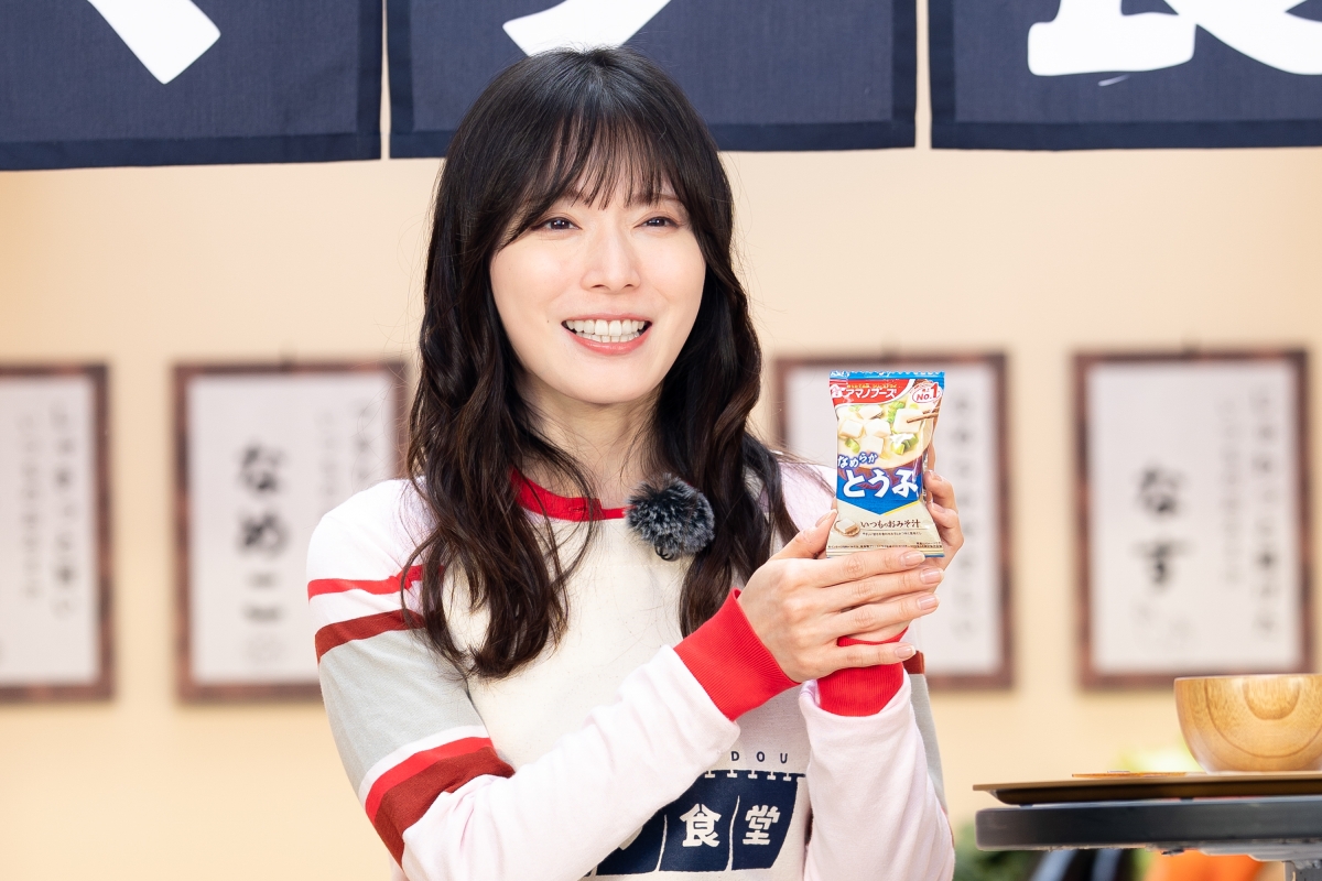 アマノ食堂が期間限定で開催！ 松岡茉優が「一日女将」に就任！オリジナルエプロン姿で「のれん掛け」セレモニー！