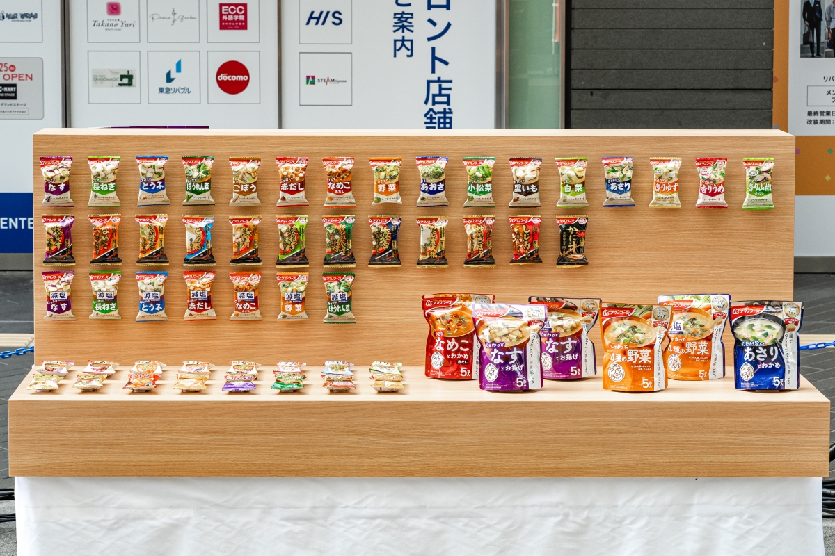 アマノ食堂が期間限定で開催！ 松岡茉優が「一日女将」に就任！オリジナルエプロン姿で「のれん掛け」セレモニー！