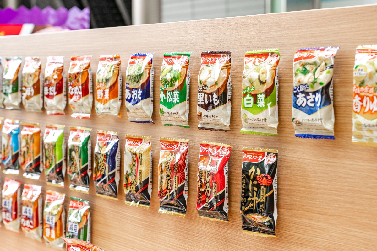 アマノ食堂が期間限定で開催！ 松岡茉優が「一日女将」に就任！オリジナルエプロン姿で「のれん掛け」セレモニー！