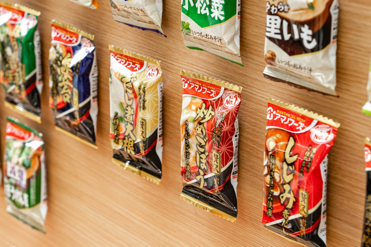 アマノ食堂が期間限定で開催！ 松岡茉優が「一日女将」に就任！オリジナルエプロン姿で「のれん掛け」セレモニー！