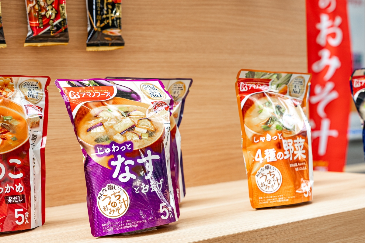 アマノ食堂が期間限定で開催！ 松岡茉優が「一日女将」に就任！オリジナルエプロン姿で「のれん掛け」セレモニー！