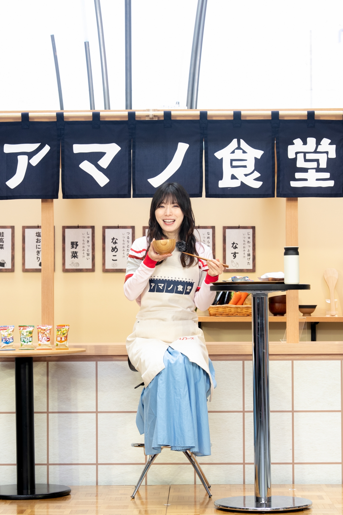アマノ食堂が期間限定で開催！ 松岡茉優が「一日女将」に就任！オリジナルエプロン姿で「のれん掛け」セレモニー！