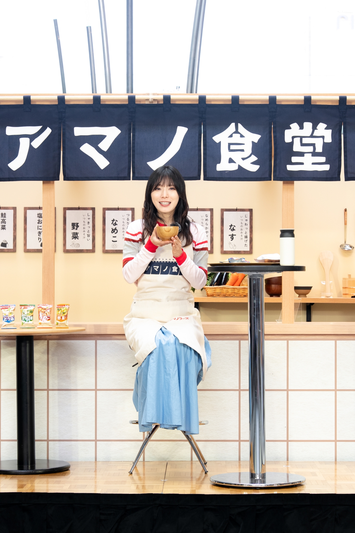 アマノ食堂が期間限定で開催！ 松岡茉優が「一日女将」に就任！オリジナルエプロン姿で「のれん掛け」セレモニー！