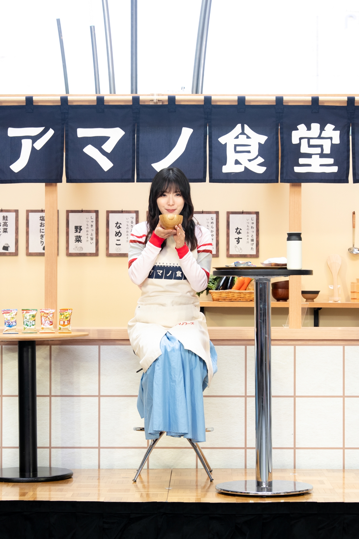 アマノ食堂が期間限定で開催！ 松岡茉優が「一日女将」に就任！オリジナルエプロン姿で「のれん掛け」セレモニー！