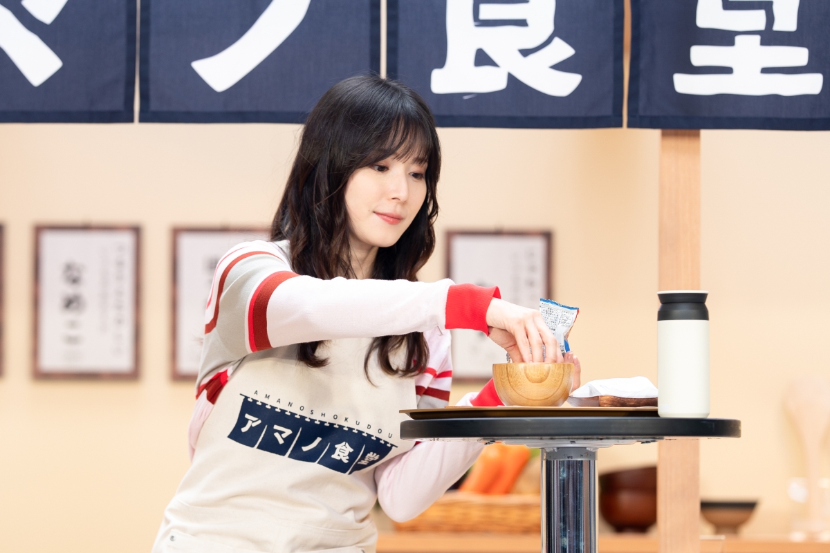 アマノ食堂が期間限定で開催！ 松岡茉優が「一日女将」に就任！オリジナルエプロン姿で「のれん掛け」セレモニー！