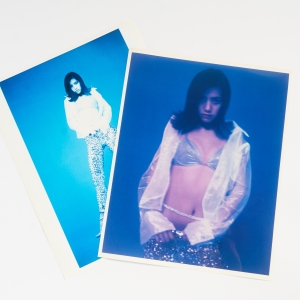 デビュー３０周年を迎えたhitomiが、本邦初公開となるデビュー前の秘蔵アーティスト写真を公開！アニバーサリー・プロジェクトの一環として、アコースティック・ライヴの開催発表 ＆ 盟友からのお祝いコメントも到着！