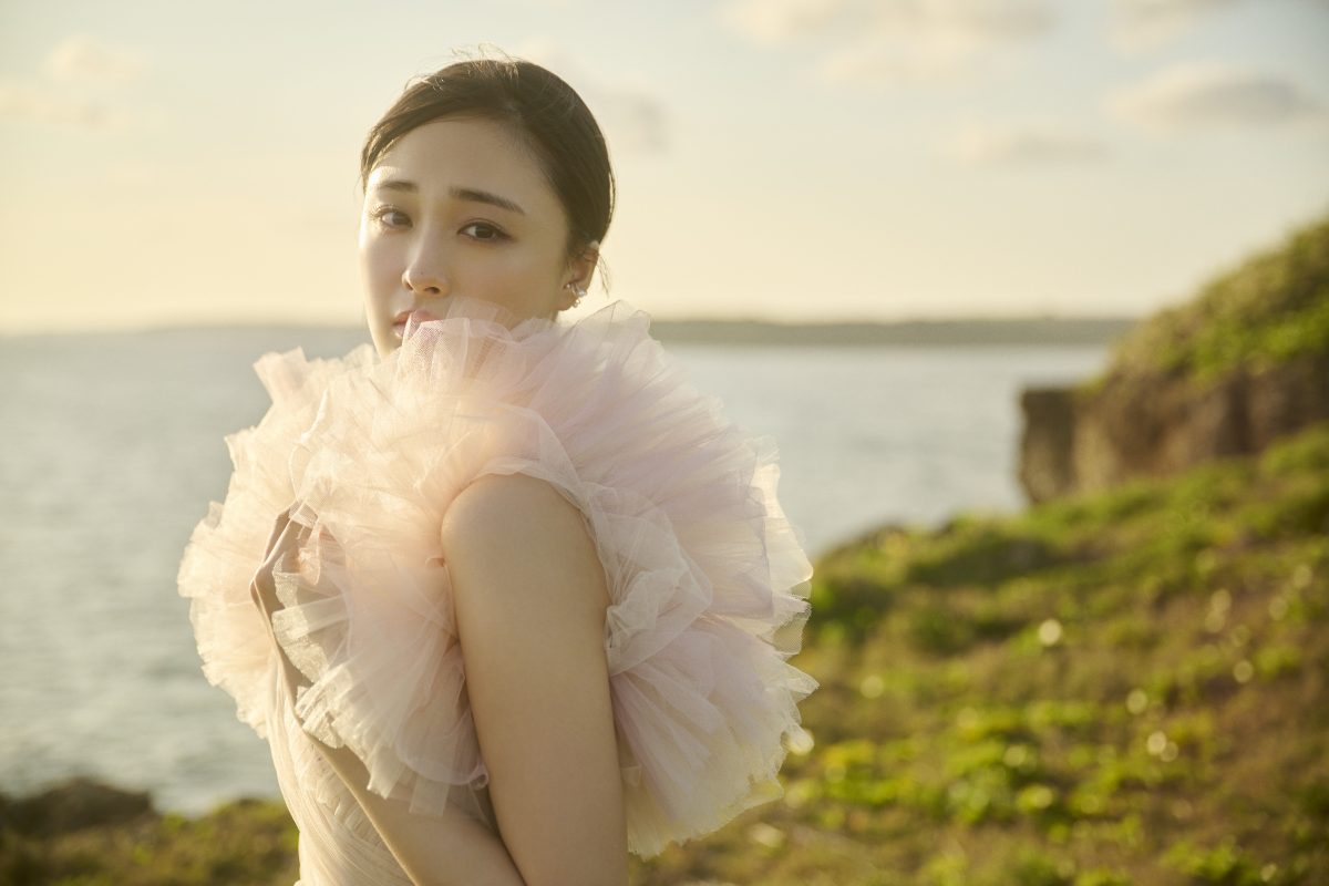 大友 花恋が『ゼクシィ』表紙に初登場！宮古島の花に囲まれたドレスショットに本人も「うっとり」撮影を通じて変わった結婚観や人生設計も告白