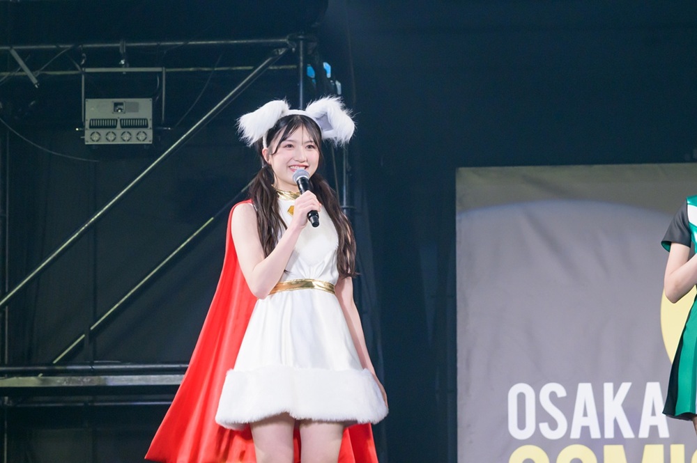 スーパーマンとは「ヒーローの中のヒーロー」大阪コミコンMCの中丸雄一＆PR大使のNMB48　塩月希依音、安部若菜、小嶋花梨が公開を心待ちにする中、＜スーパー＞な熱量で語り尽くす！┃そして…ジェームズ・ガン監督からのサプライズに会場大興奮！“WE LOVE SUPERMAN！！”　会場から監督にエール！