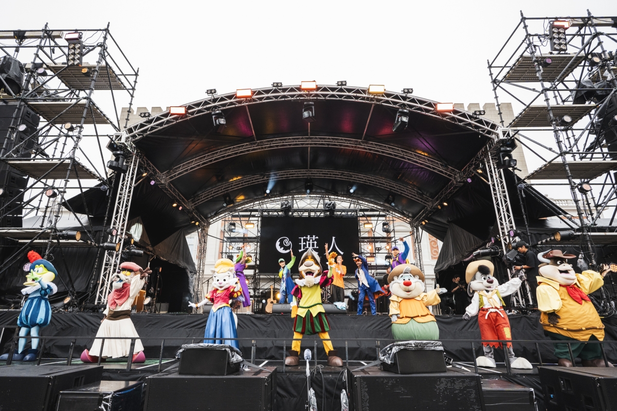ヤバイTシャツ屋さん 2日間で約1万6000人が人気テーマパーク「志摩スペイン村」を貸切に!? 1日目は岡崎体育や10-FEETら豪華ゲストが出演する自身初主催となる野外フェス! 2日目は”ヤバT”渾身の野外ワンマンライブ!パークの全キャラクターたちもステージに集結し、夢の共演が実現! 5 ヤバイTシャツ屋さん 2日間で約1万6000人が人気テーマパーク「志摩スペイン村」を貸切に!? 1日目は岡崎体育や10-FEETら豪華ゲストが出演する自身初主催となる野外フェス! 2日目は”ヤバT”渾身の野外ワンマンライブ!パークの全キャラクターたちもステージに集結し、夢の共演が実現!