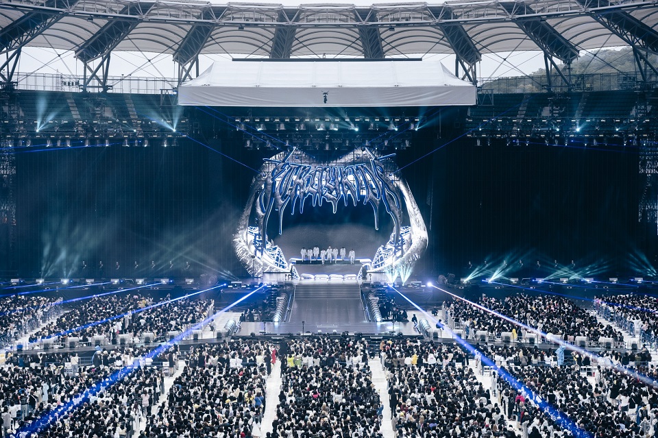 Stray Kids、初のスタジアム公演が、いよいよスタート！ 2日間で10万人を動員！ 6月リリースの新曲「Hollow」を全世界初披露！