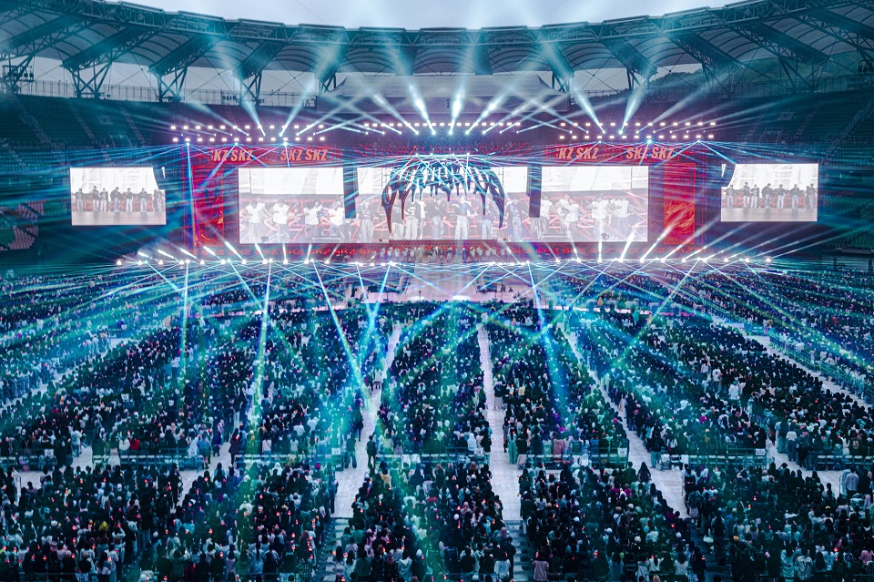 Stray Kids、初のスタジアム公演が、いよいよスタート！ 2日間で10万人を動員！ 6月リリースの新曲「Hollow」を全世界初披露！