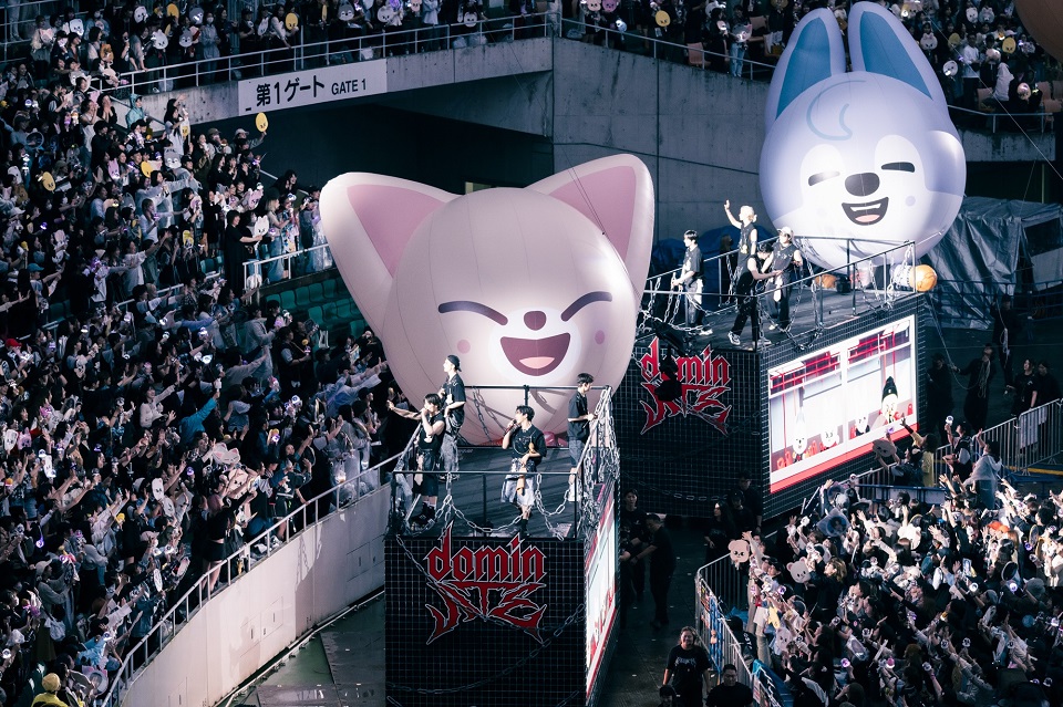 Stray Kids、初のスタジアム公演が、いよいよスタート！ 2日間で10万人を動員！ 6月リリースの新曲「Hollow」を全世界初披露！