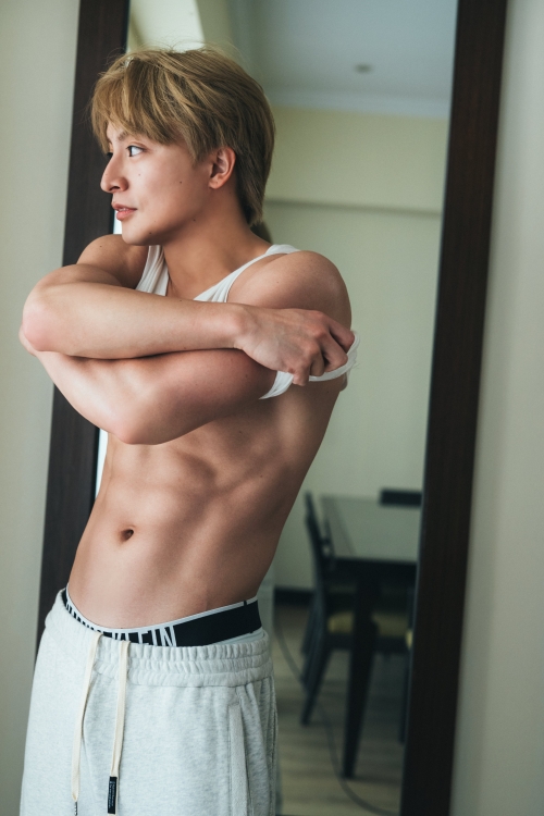 白濱亜嵐、8年ぶり待望の2nd写真集が9月18日発売決定！フィリピンで「彼女目線」撮影、肉体美も過去最大露出